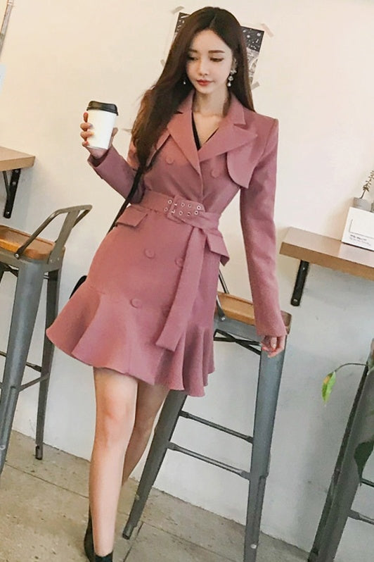Elegante vestido cruzado ajustado con volantes