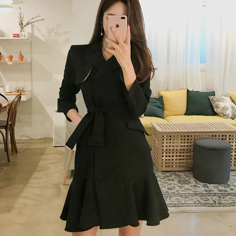 Elegante vestido cruzado ajustado con volantes