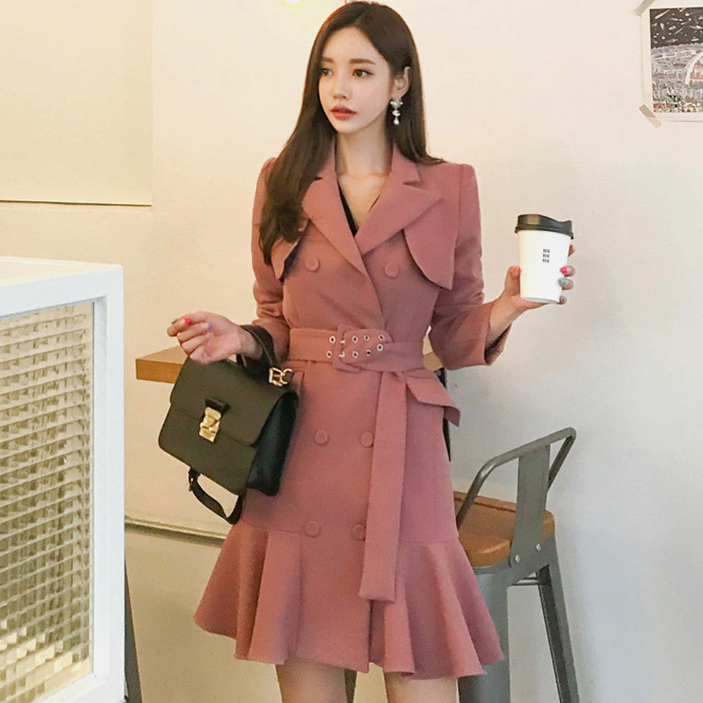 Elegante vestido cruzado ajustado con volantes