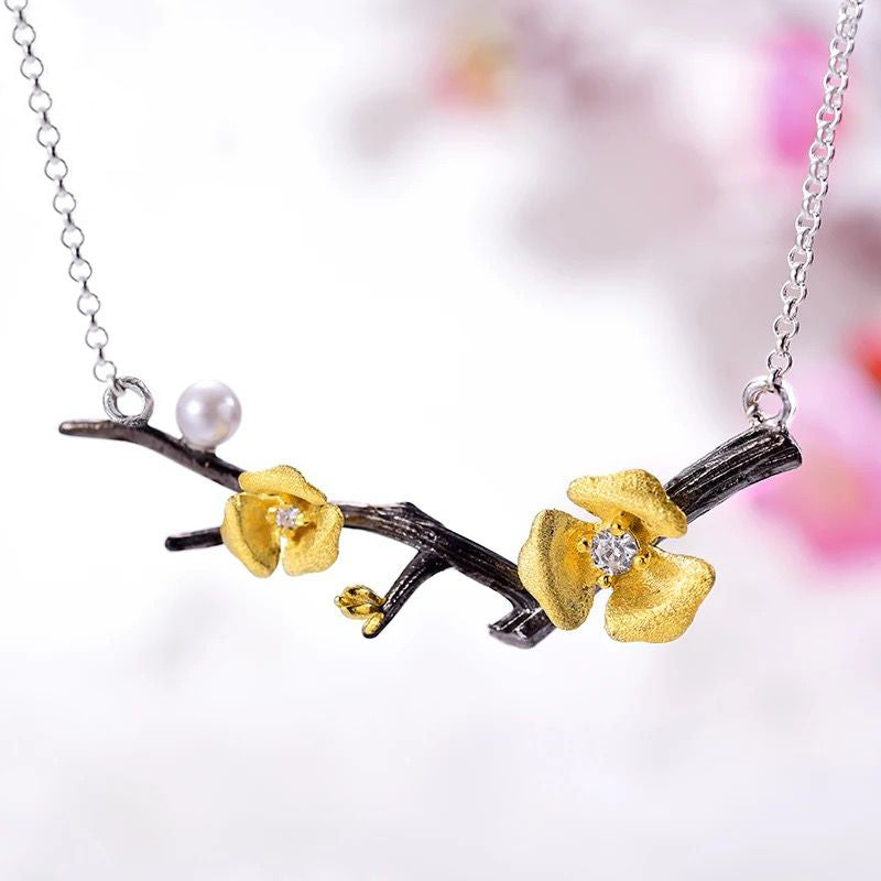 Flower Necklace with Pearl – Zircon & Floral Motifs