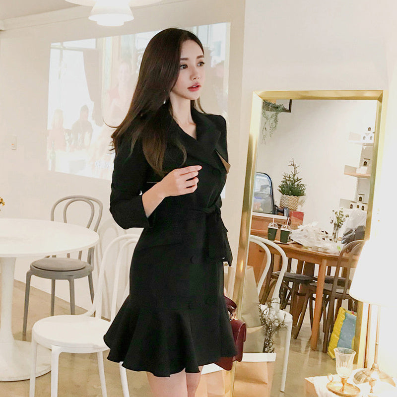 Elegante vestido cruzado ajustado con volantes